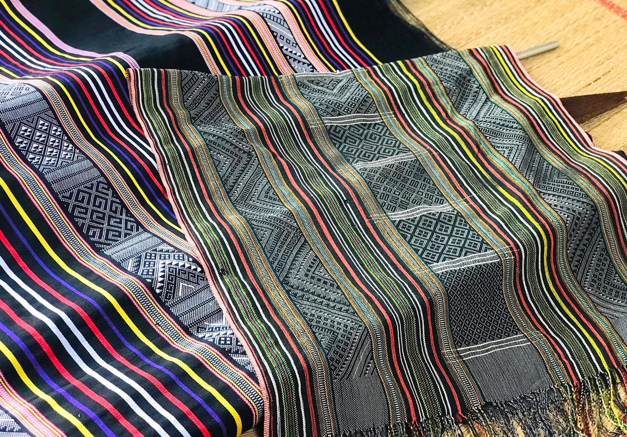 Sắc màu thổ cẩm của người H’rê ở Quảng Ngãi