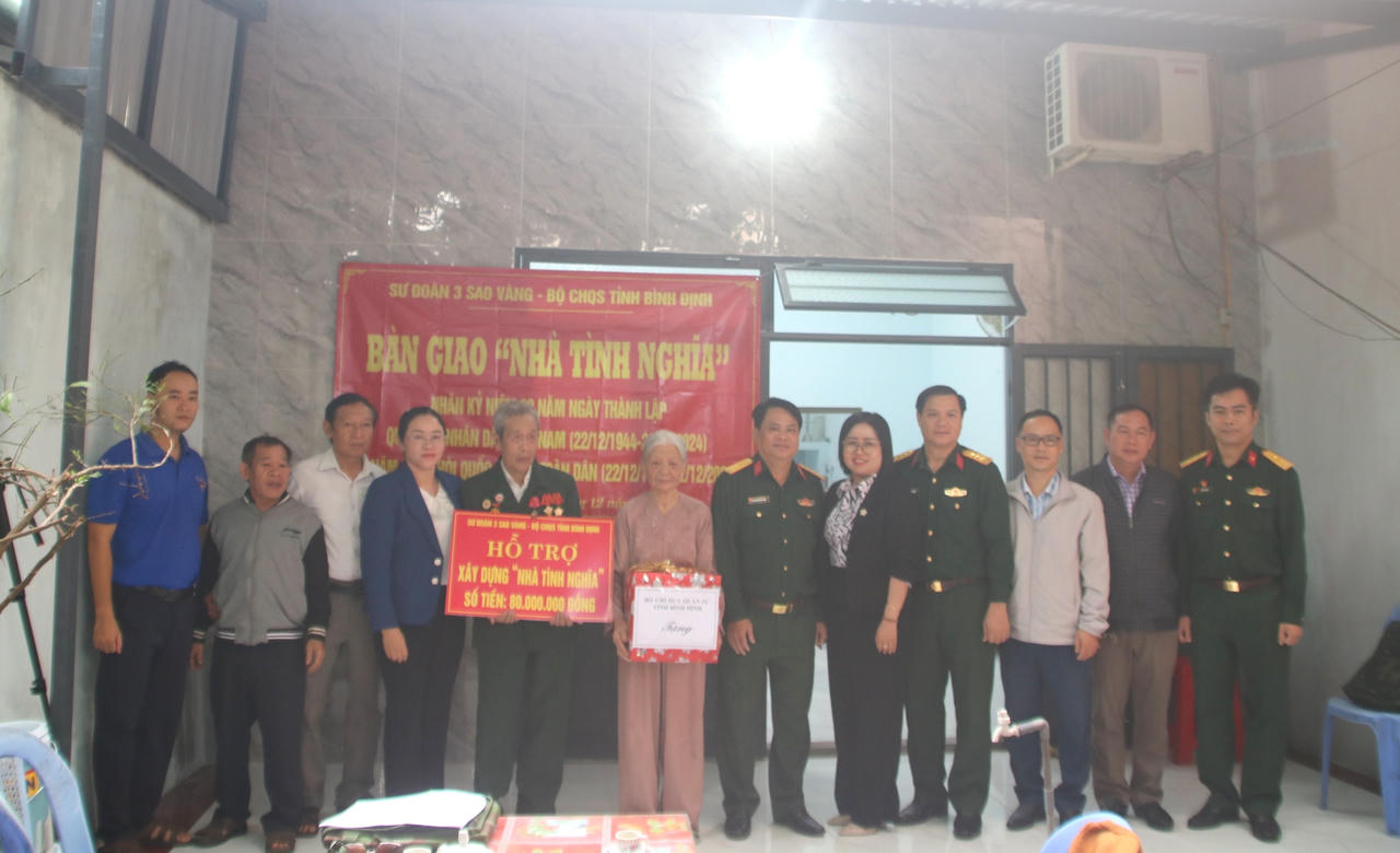 Bàn giao nhà tình nghĩa cho cựu quân nhân ở Bình Định