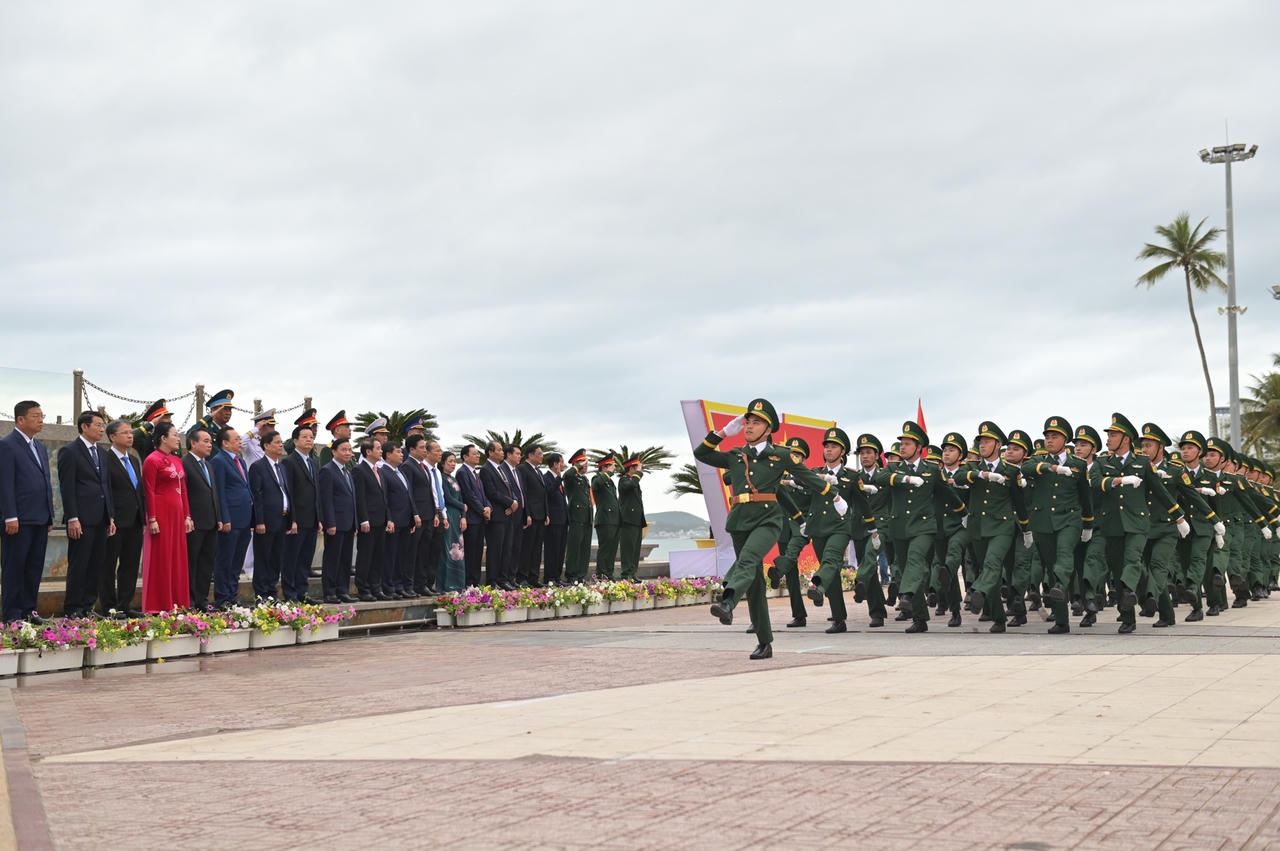 Phó Chủ tịch Quốc hội Nguyễn Khắc Định và Phó Thủ tướng Mai Văn Chính dự Lễ thượng cờ kỷ niệm 50 năm Ngày giải phóng tỉnh Khánh Hòa