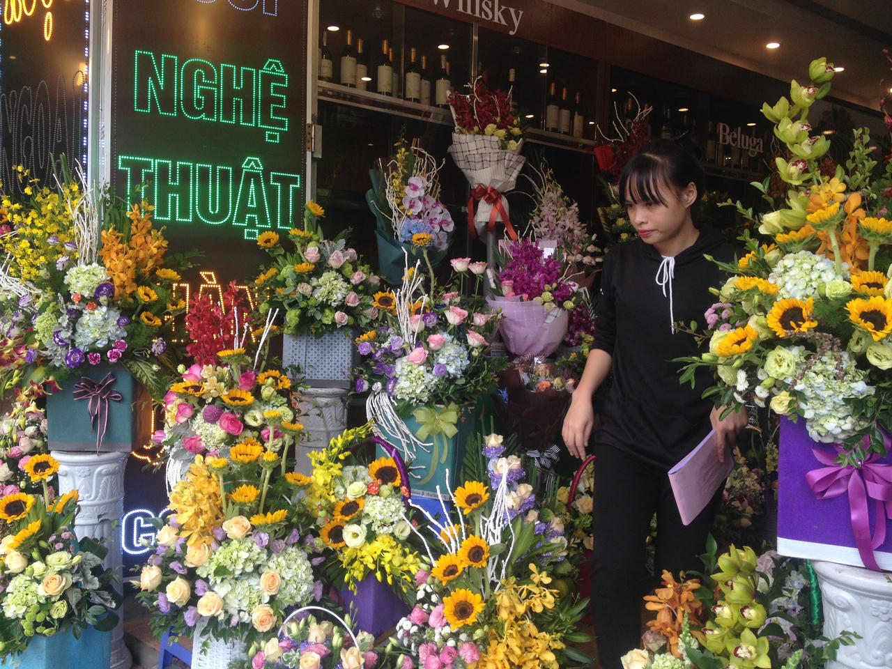 Hoa tăng giá nhẹ, quần áo, du lịch giảm giá sâu đón 20/10