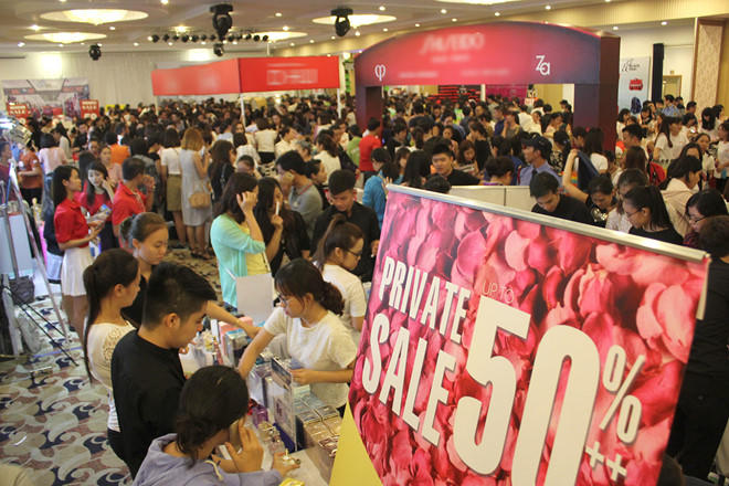 Hoa tăng giá nhẹ, quần áo, du lịch giảm giá sâu đón 20/10