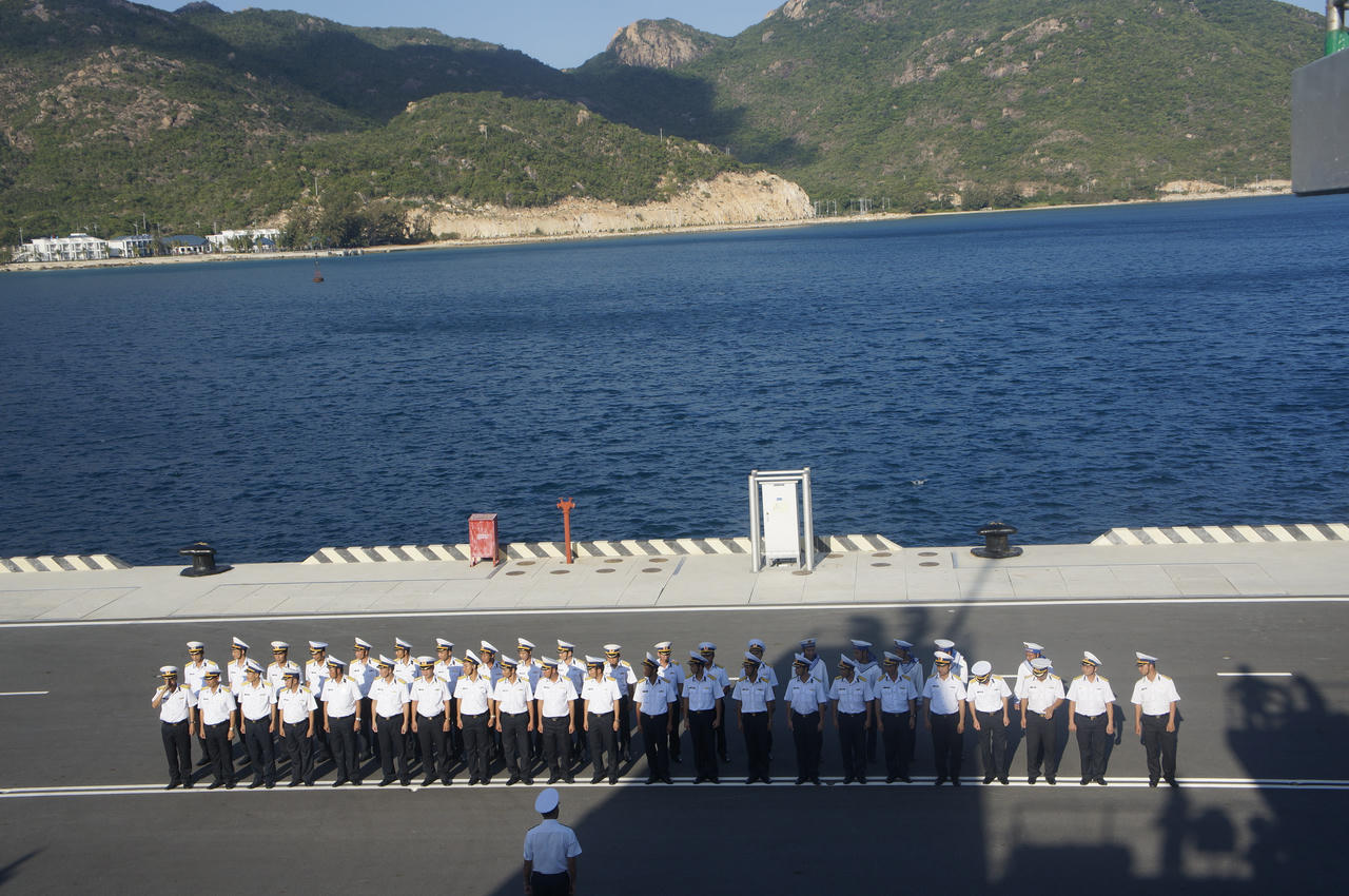 Vòng hoa tri ân tại Nghĩa trang xanh giữa Trường Sa