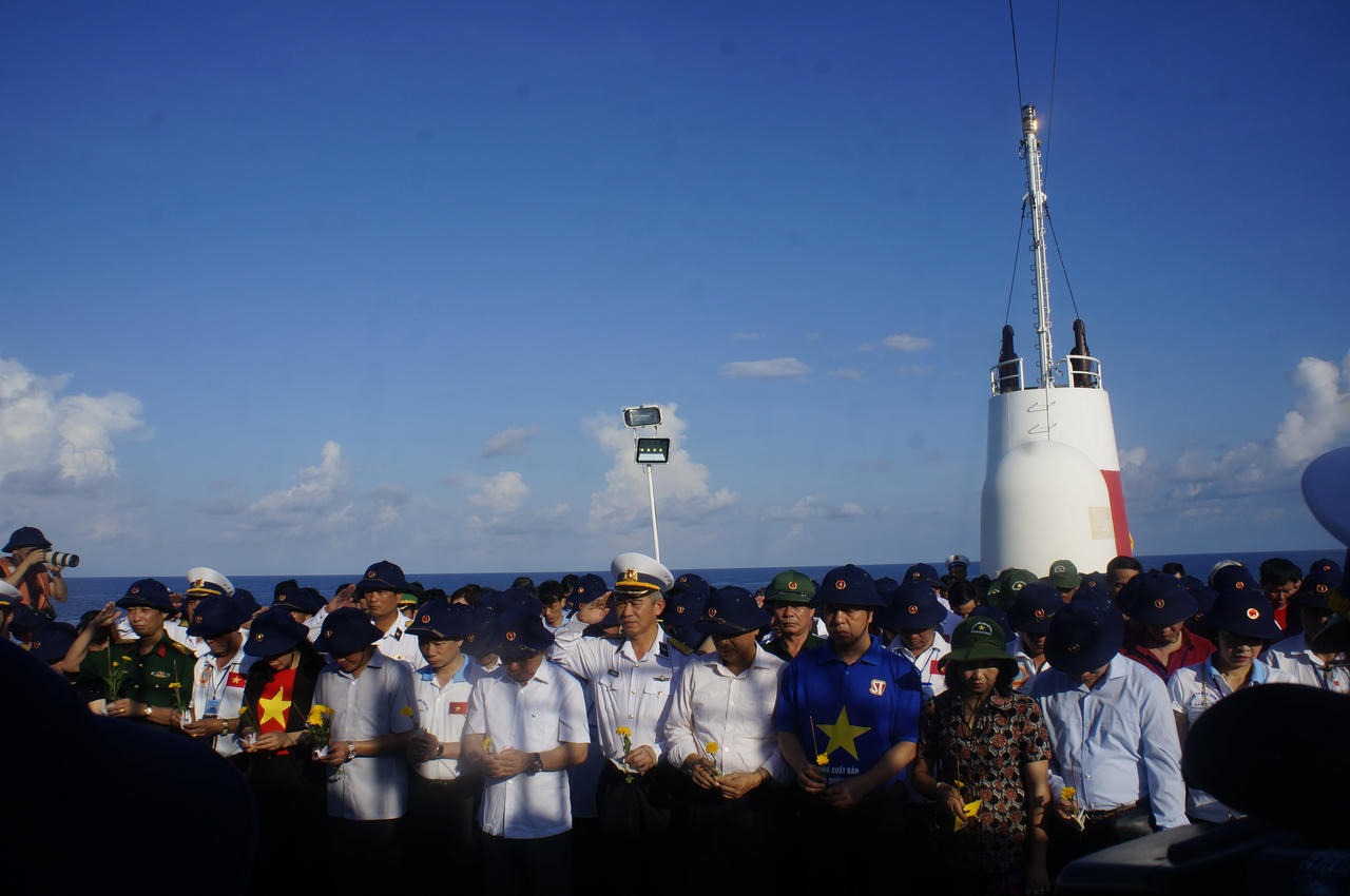 Vòng hoa tri ân tại Nghĩa trang xanh giữa Trường Sa