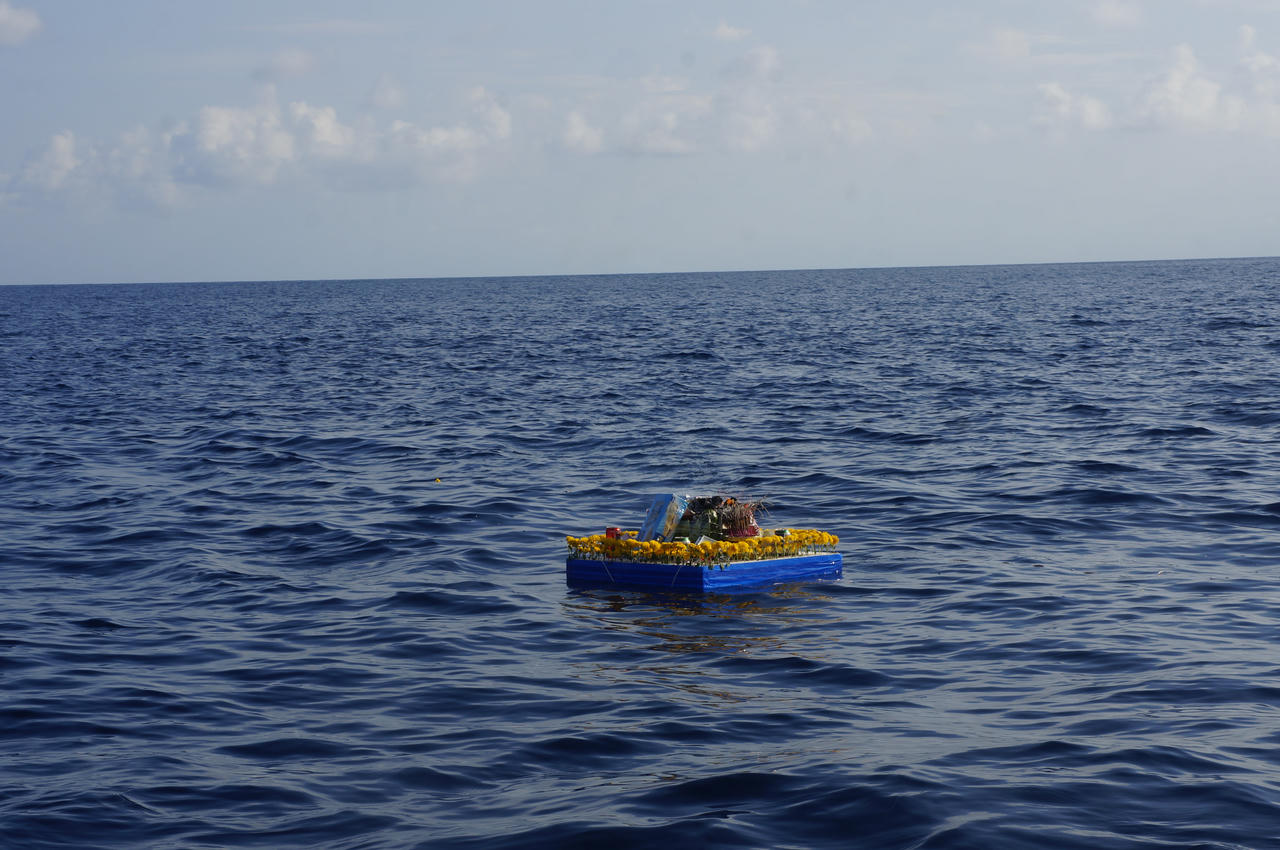 Vòng hoa tri ân tại Nghĩa trang xanh giữa Trường Sa