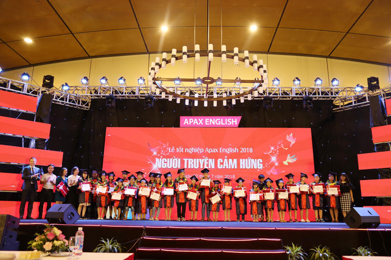 Đội trưởng U23 Lương Xuân Trường “truyền lửa” trong lễ tốt nghiệp vinh danh 400 học sinh xuất sắc của Apax English