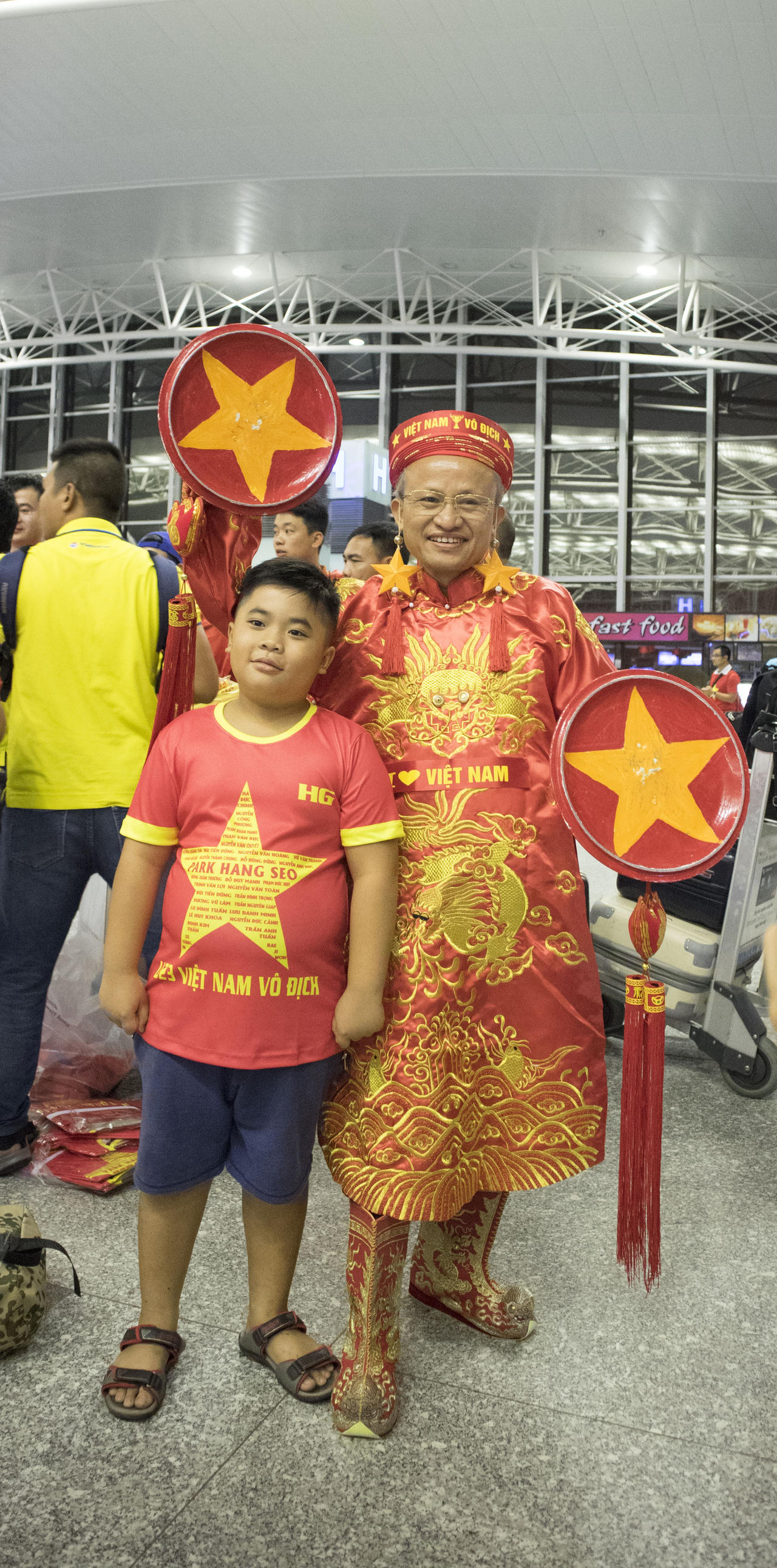 Hàng trăm cổ động viên mang cờ đỏ sao vàng sang Indonesia cổ vũ ĐT Olympic Việt Nam