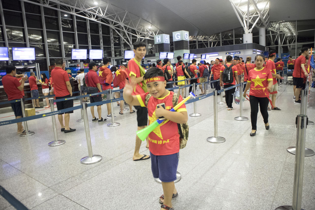 Hàng trăm cổ động viên mang cờ đỏ sao vàng sang Indonesia cổ vũ ĐT Olympic Việt Nam