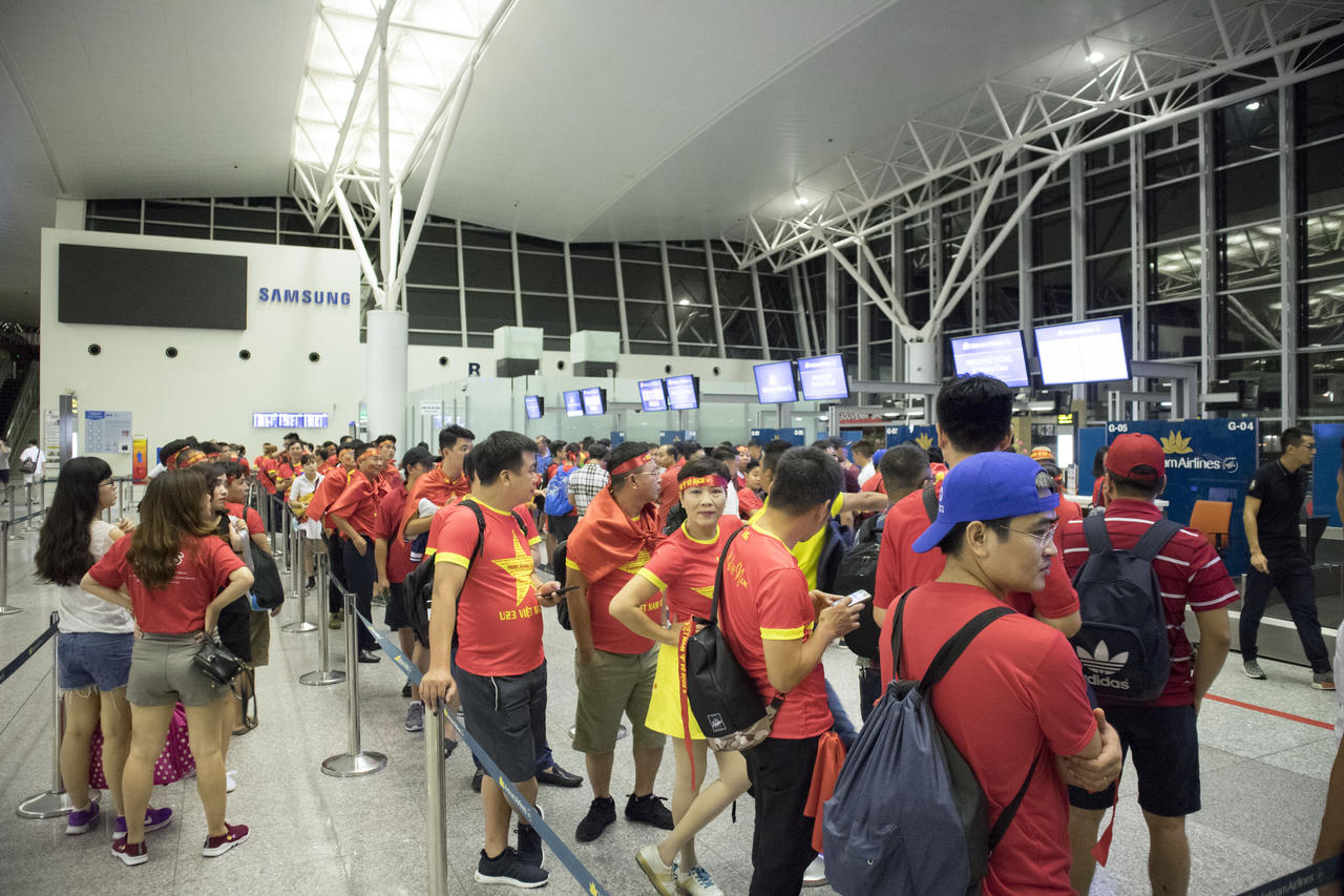 Hàng trăm cổ động viên mang cờ đỏ sao vàng sang Indonesia cổ vũ ĐT Olympic Việt Nam