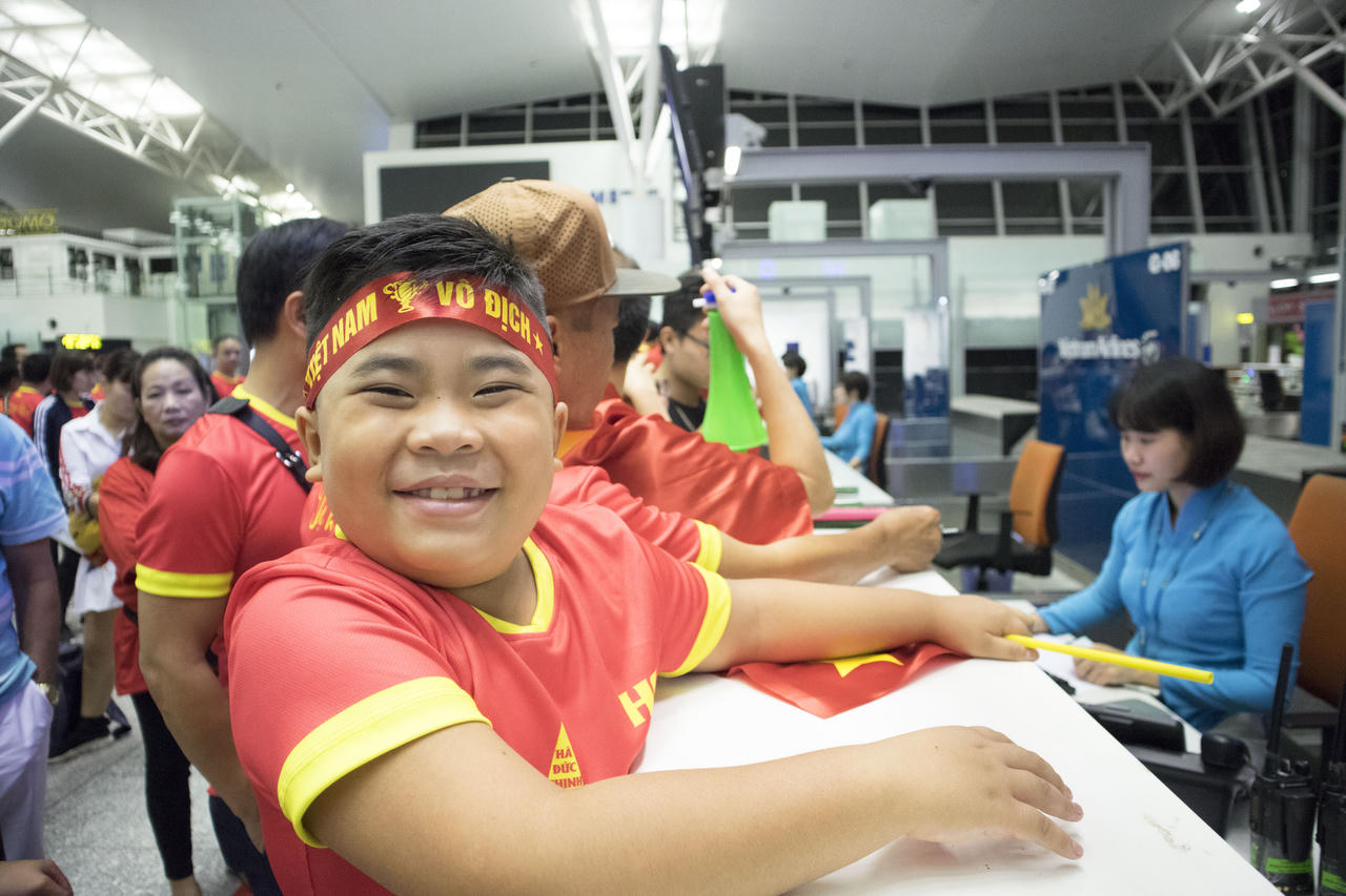 Hàng trăm cổ động viên mang cờ đỏ sao vàng sang Indonesia cổ vũ ĐT Olympic Việt Nam