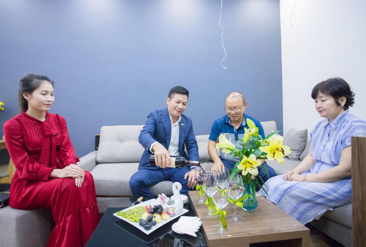 HLV Park Hang Seo nhận căn hộ được CENLand trao tặng