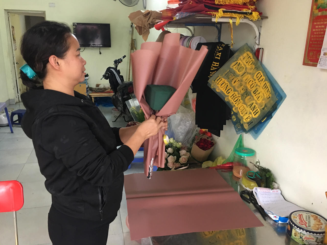 Cận ngày Valentine, chủ hàng hoa Hà Nội 'ngán ngẩm' đợi khách mua