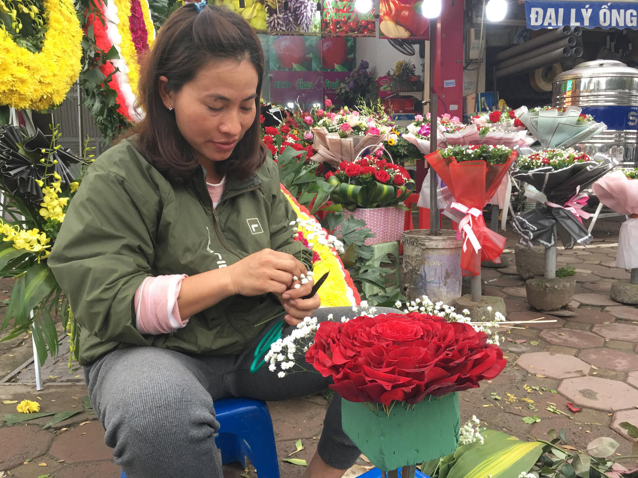 Cận ngày Valentine, chủ hàng hoa Hà Nội 'ngán ngẩm' đợi khách mua