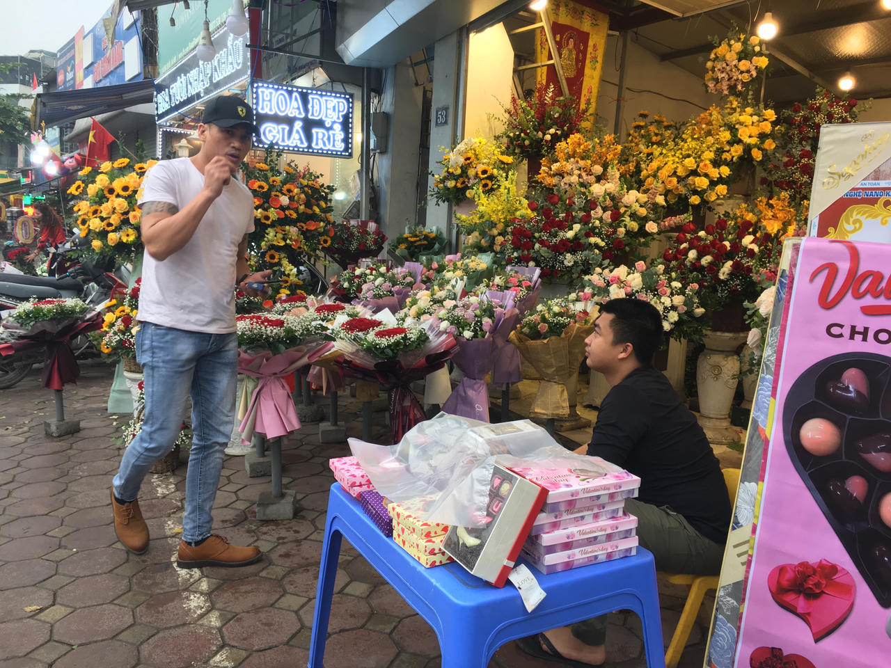 Cận ngày Valentine, chủ hàng hoa Hà Nội 'ngán ngẩm' đợi khách mua