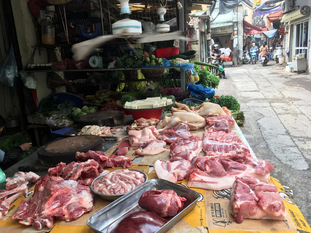 Giá thịt lợn chưa giảm dù giá lợn hơi đã chạm 70.000 đồng/kg 