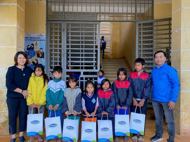 Vinamilk đồng hành cùng Cặp lá yêu thương ‘Trao cơ hội đi học, cho cơ hội đổi đời’ - ảnh 5