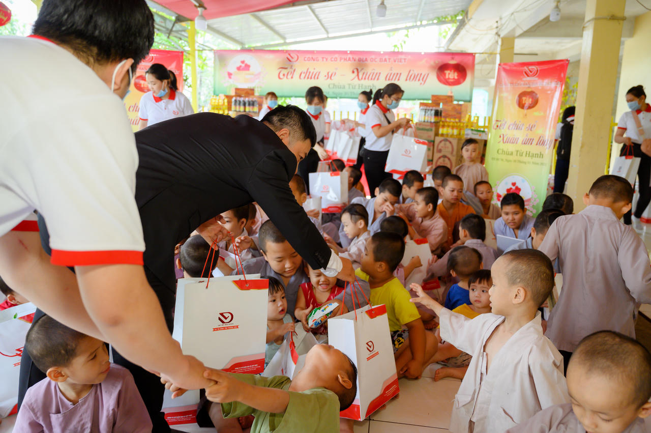 “Tết chia sẻ - Xuân ấm lòng”