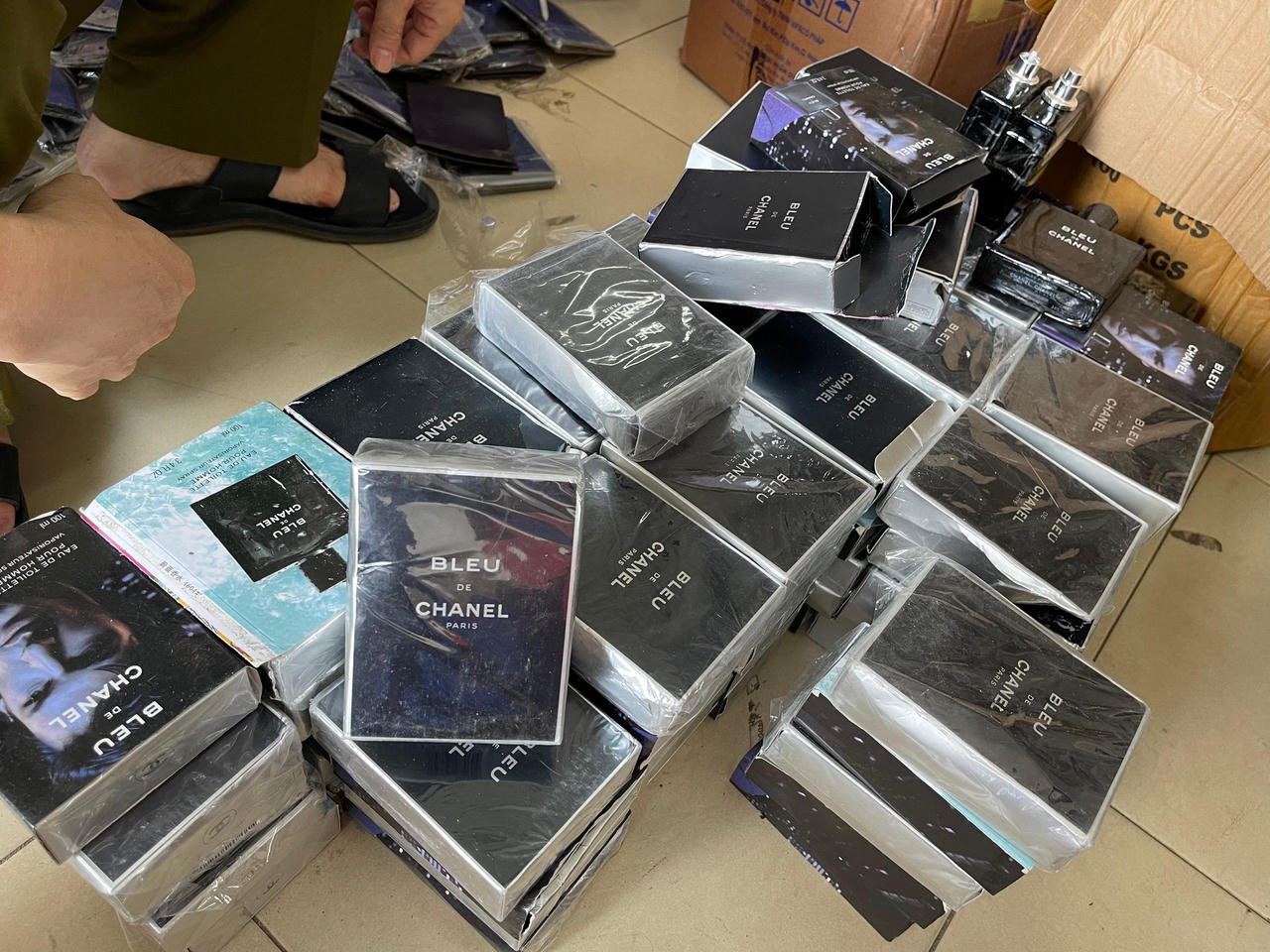 Thu giữ hàng nghìn mỹ phẩm không hóa đơn chứng từ, giả mạo nhãn hiệu