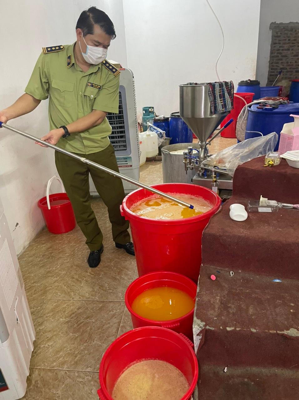 Phát hiện cơ sở sản xuất mỹ phẩm giả thương hiệu nổi tiếng