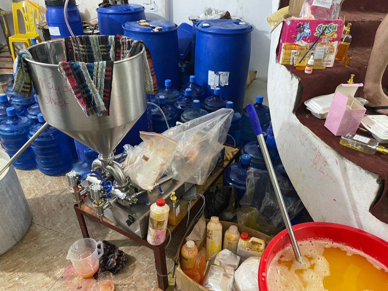 Phát hiện cơ sở sản xuất mỹ phẩm giả thương hiệu nổi tiếng