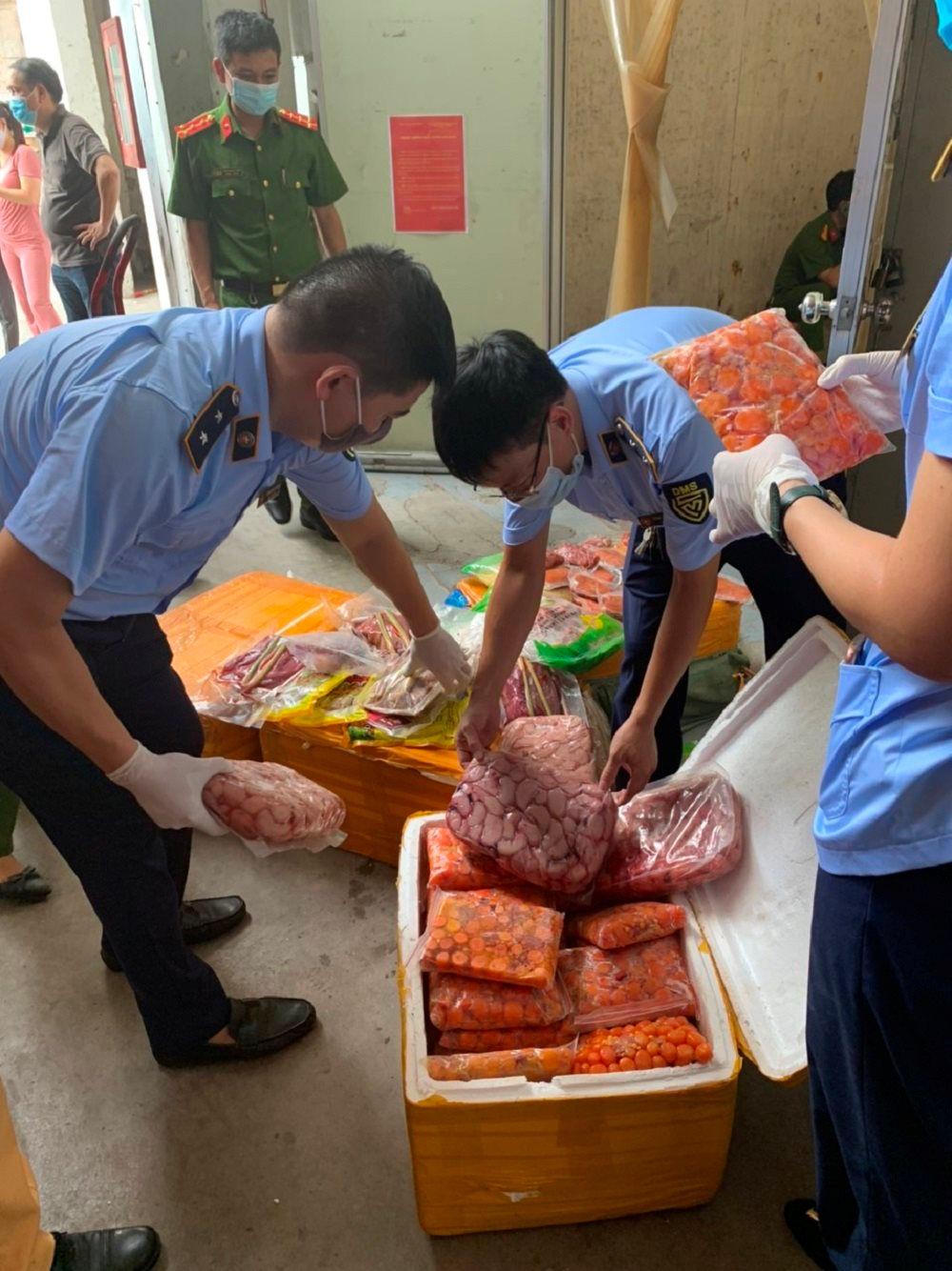 Phát hiện 10 tấn nội tạng ôi thiu, hôi thối chuẩn bị 'tuồn' vào hàng ăn miền Nam