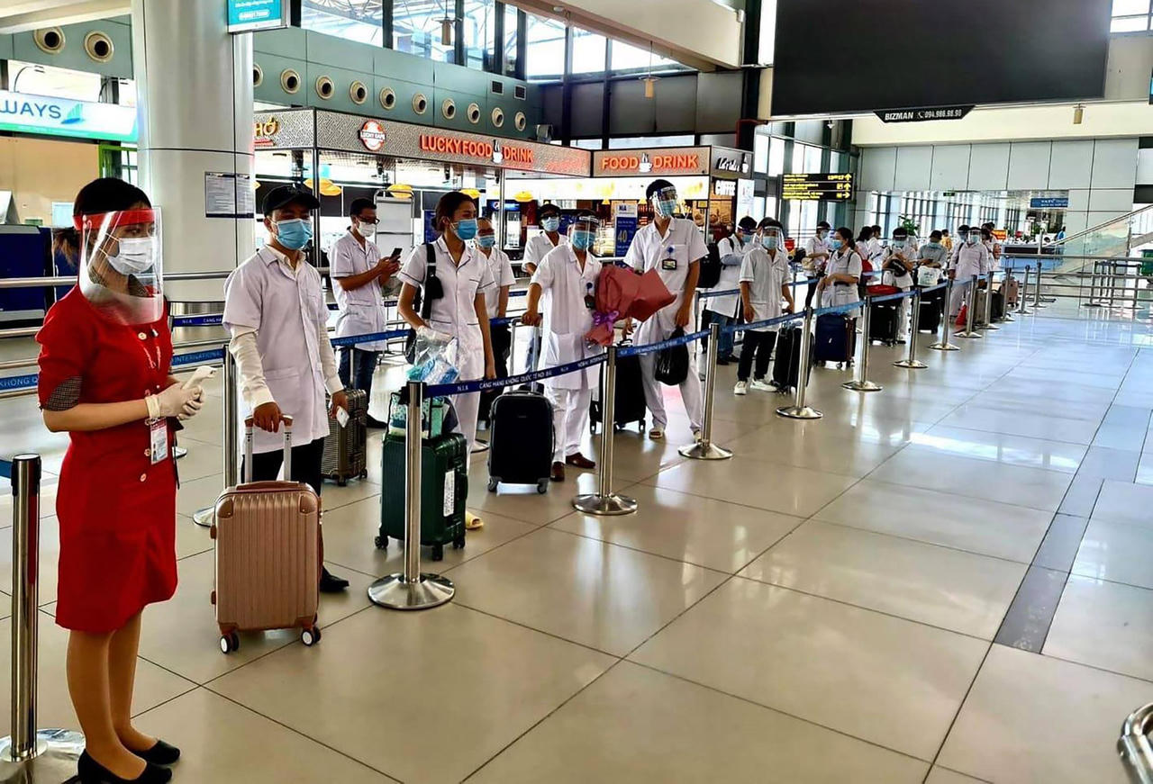 Vietjet vận chuyển hàng nghìn y bác sĩ, hàng triệu liều vaccine phòng dịch