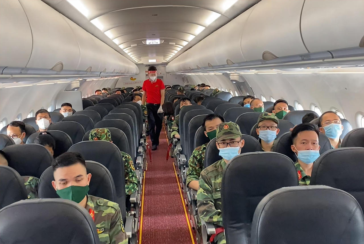 Vietjet vận chuyển hàng nghìn y bác sĩ, hàng triệu liều vaccine phòng dịch