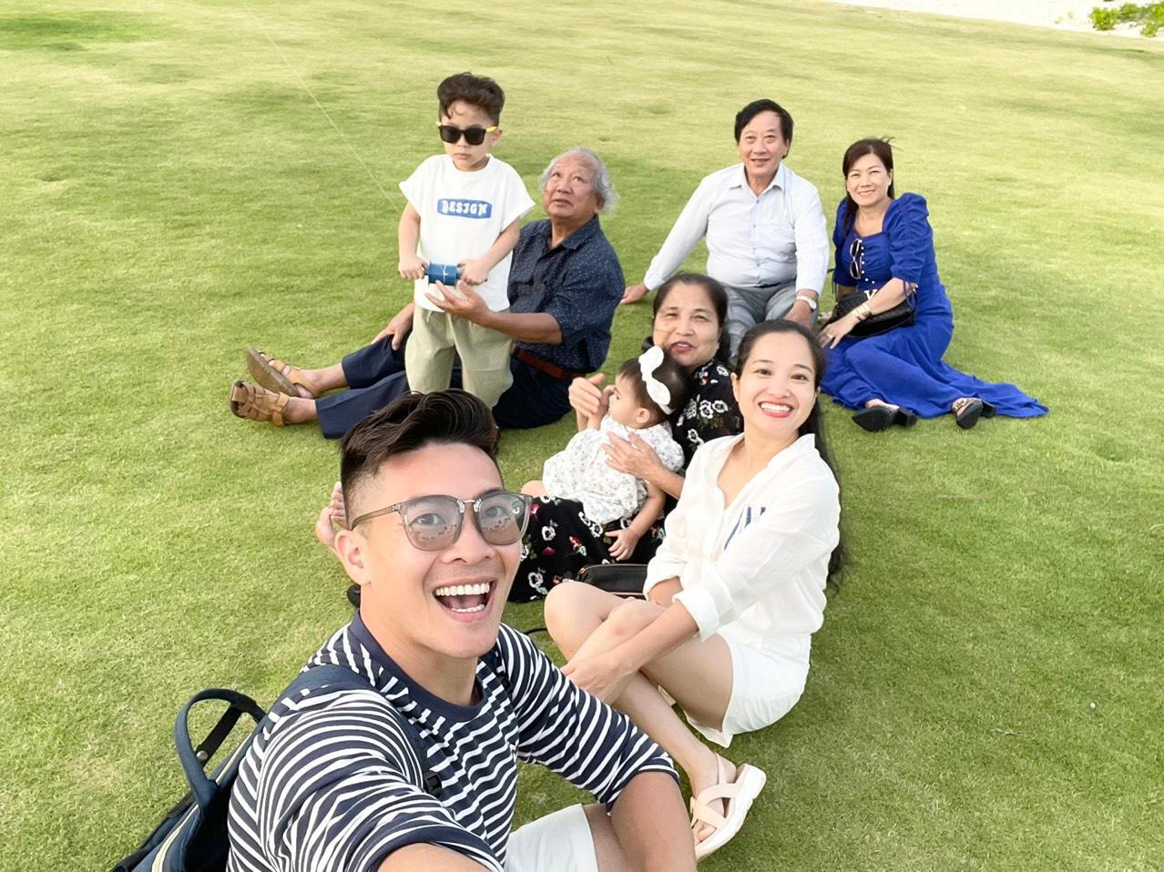 Gia đình Quốc Cơ – Hồng Phượng: Chúng tôi trân trọng những phút giây đại gia đình bên nhau