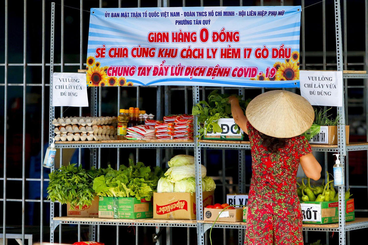 Muôn kiểu chợ thời COVID-19