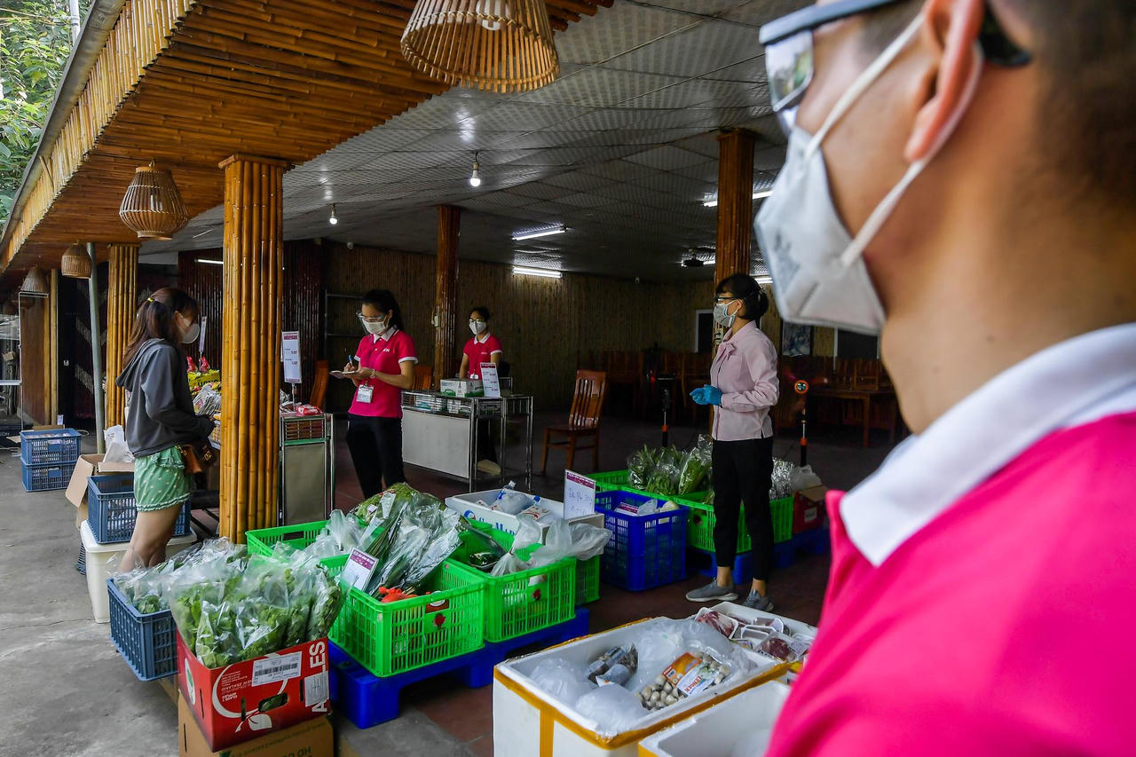 Muôn kiểu chợ thời COVID-19