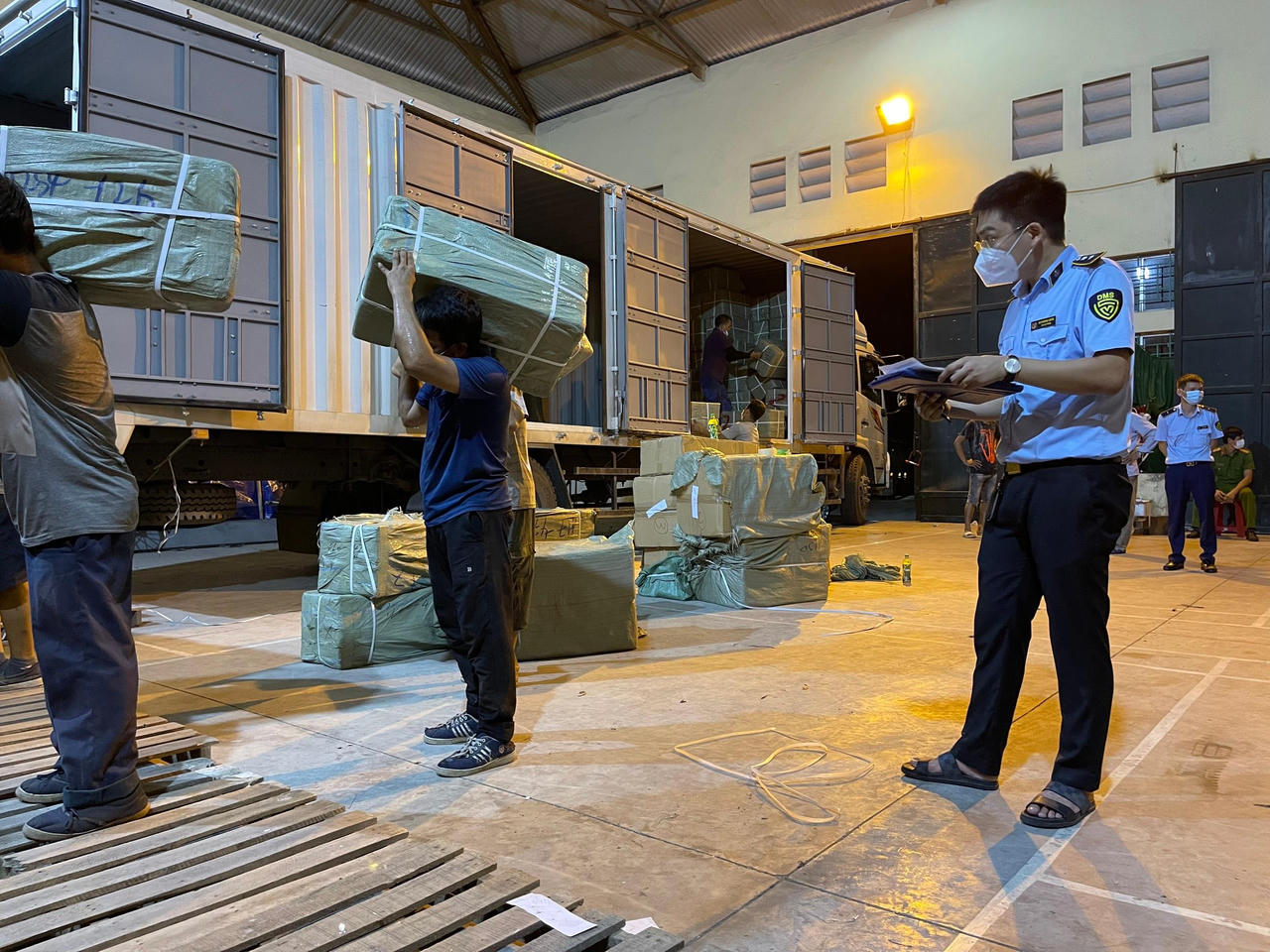 Thu giữ gần 50 tấn hàng nghi giả mạo nhãn hiệu do người đàn ông Trung Quốc làm chủ