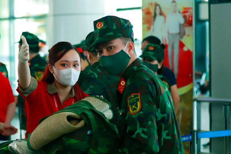 Hỗ trợ các địa phương chống dịch, Vietjet đưa nhiều y bác sĩ vào Nam