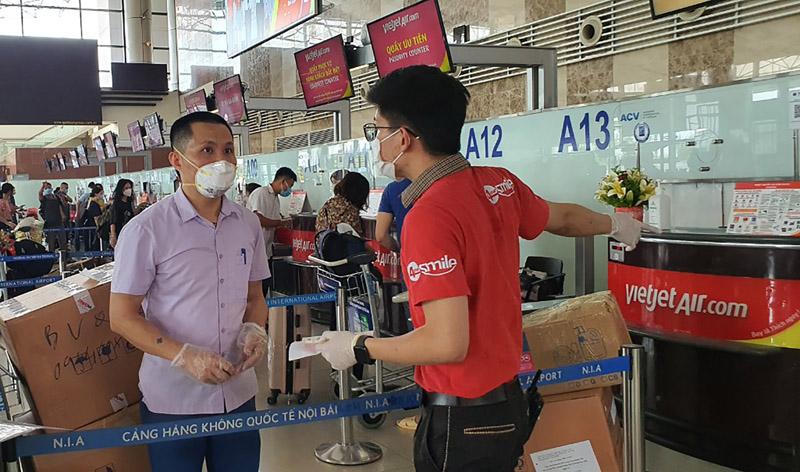 Hỗ trợ các địa phương chống dịch, Vietjet đưa nhiều y bác sĩ vào Nam