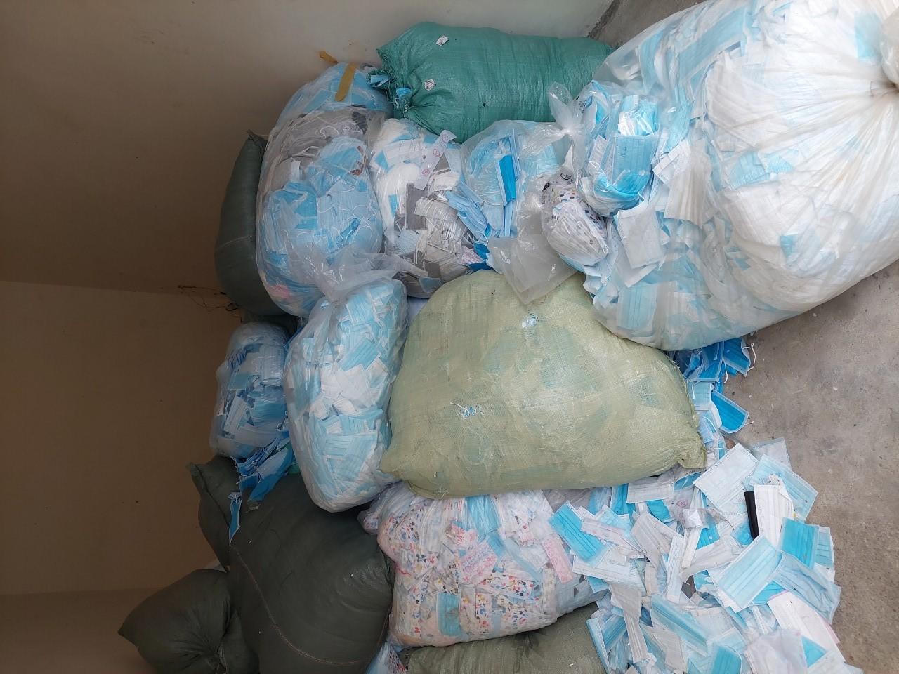 Phát hiện hơn 1 tấn khẩu trang lỗi được tái chế chuẩn bị đưa ra thị trường