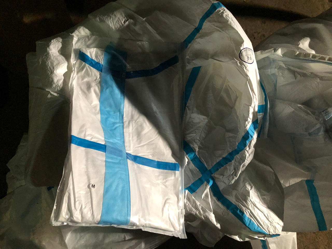 Ngăn chặn hơn 8.300 bộ quần áo phòng chống dịch không rõ nguồn gốc 'tuồn' ra thị trường