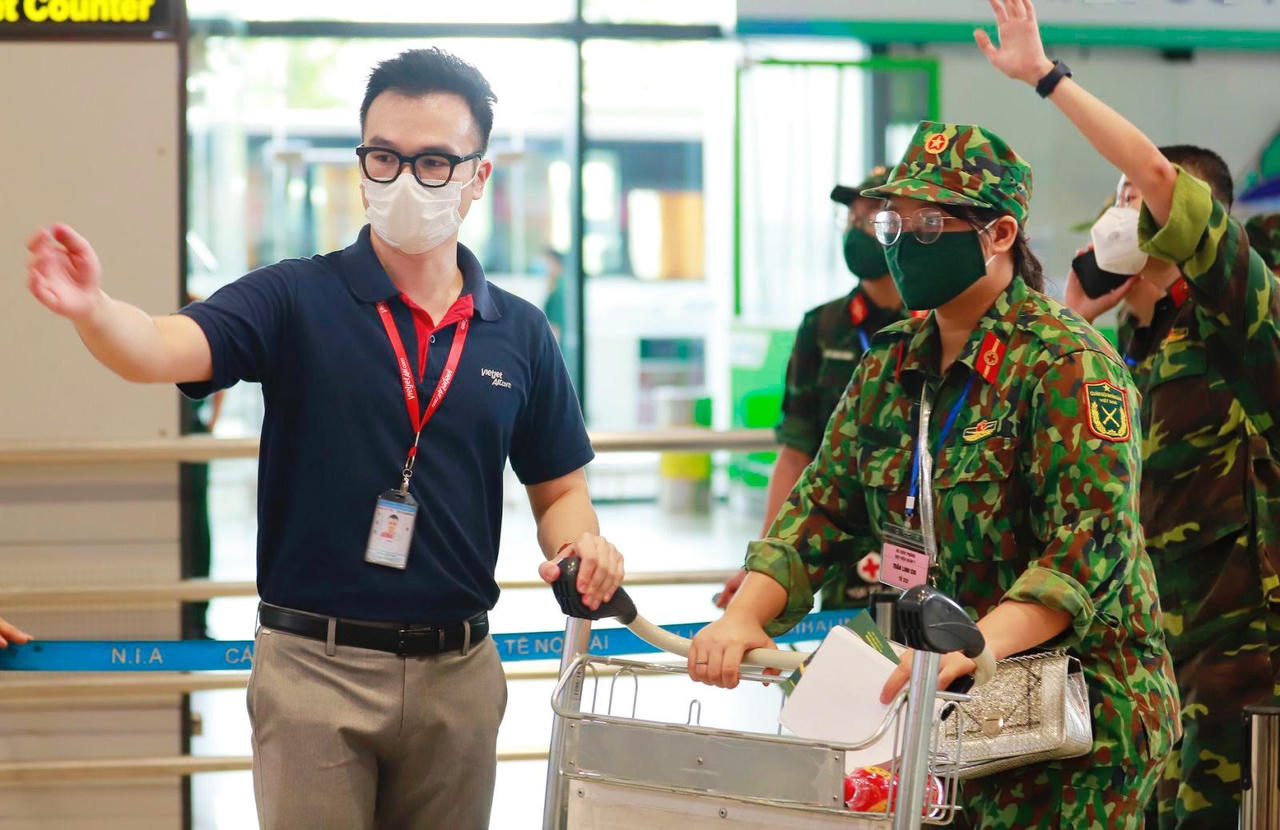 Tiếp tục các chuyến bay chở hàng ngàn cán bộ, bác sỹ, học viên quân y lên đường vào Nam chống dịch