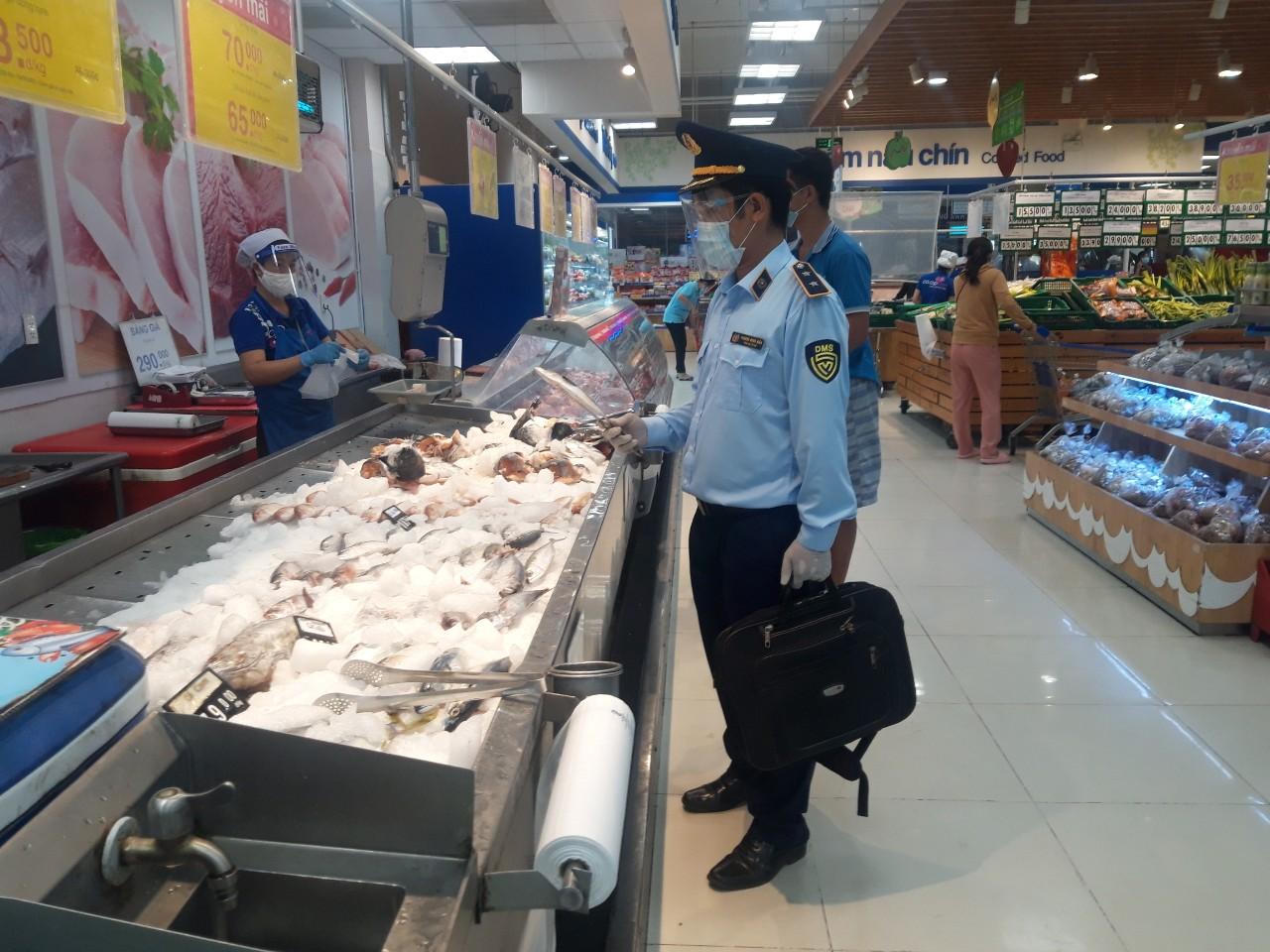 Liên tục phát hiện xe “luồng xanh” vận chuyển hàng hóa vi phạm về nhãn hàng hóa tại Tiền Giang