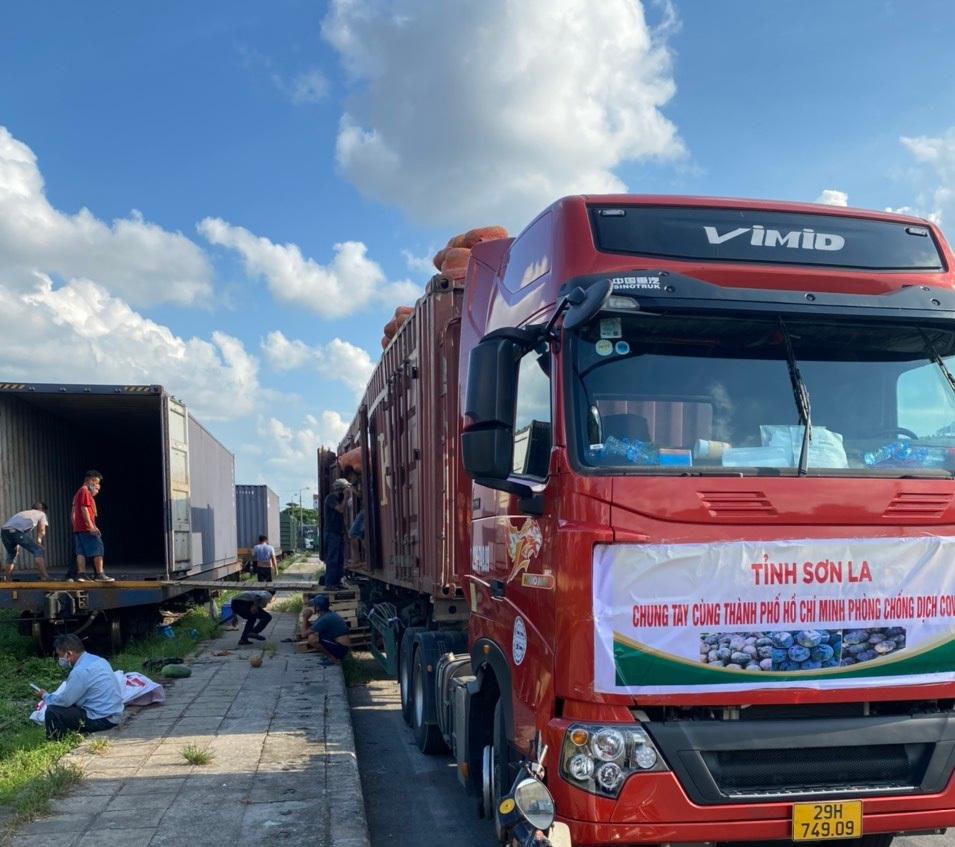 105 tấn nông sản chạy tàu đêm vào Nam hỗ trợ người dân vùng dịch