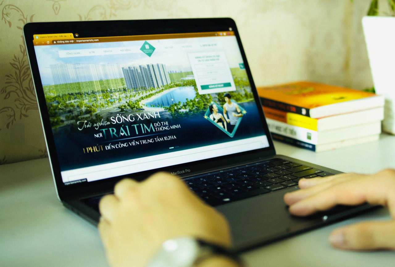 “Theo chân” MC điển trai “chốt” nhà mùa dịch