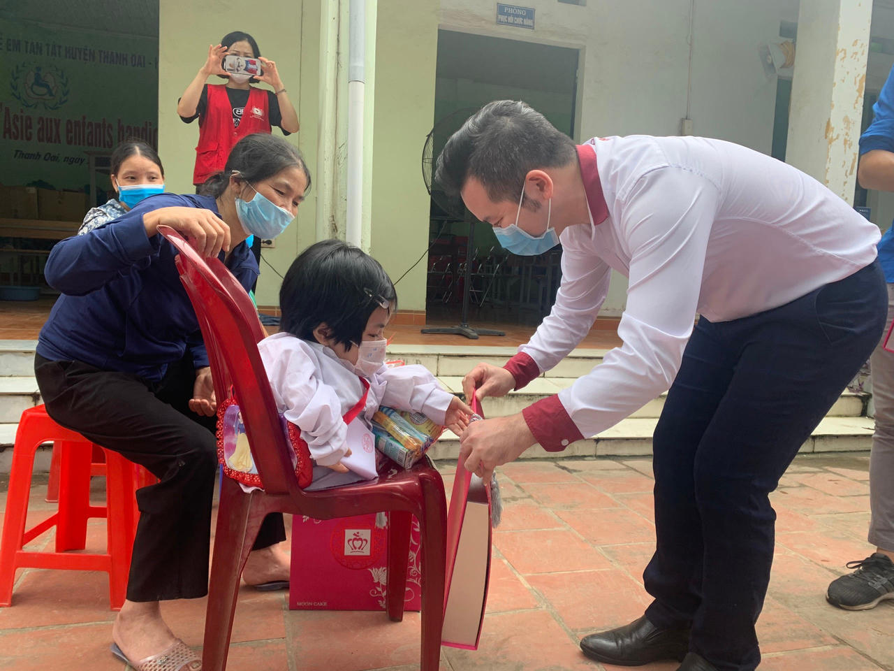 Bảo Ngọc mang Trung thu yêu thương đến với thiếu nhi khuyết tật huyện Thanh Oai