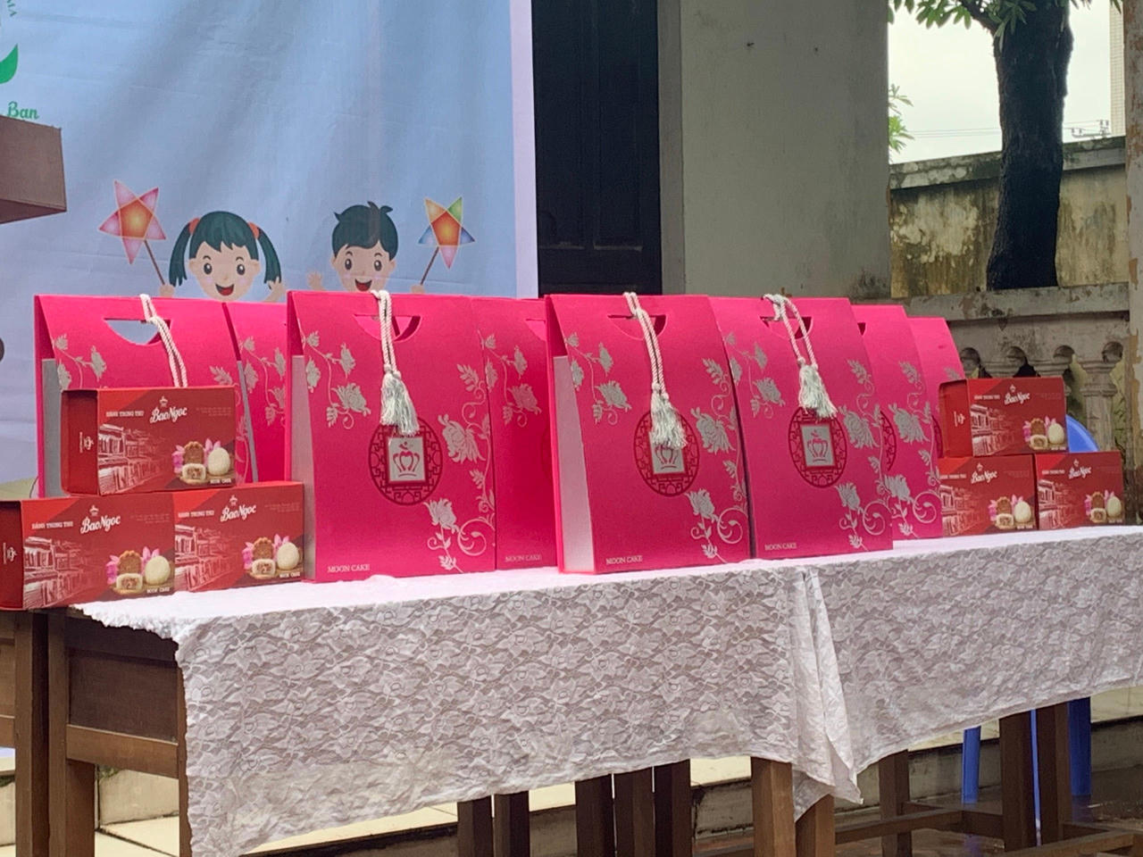 Bảo Ngọc mang Trung thu yêu thương đến với thiếu nhi khuyết tật huyện Thanh Oai