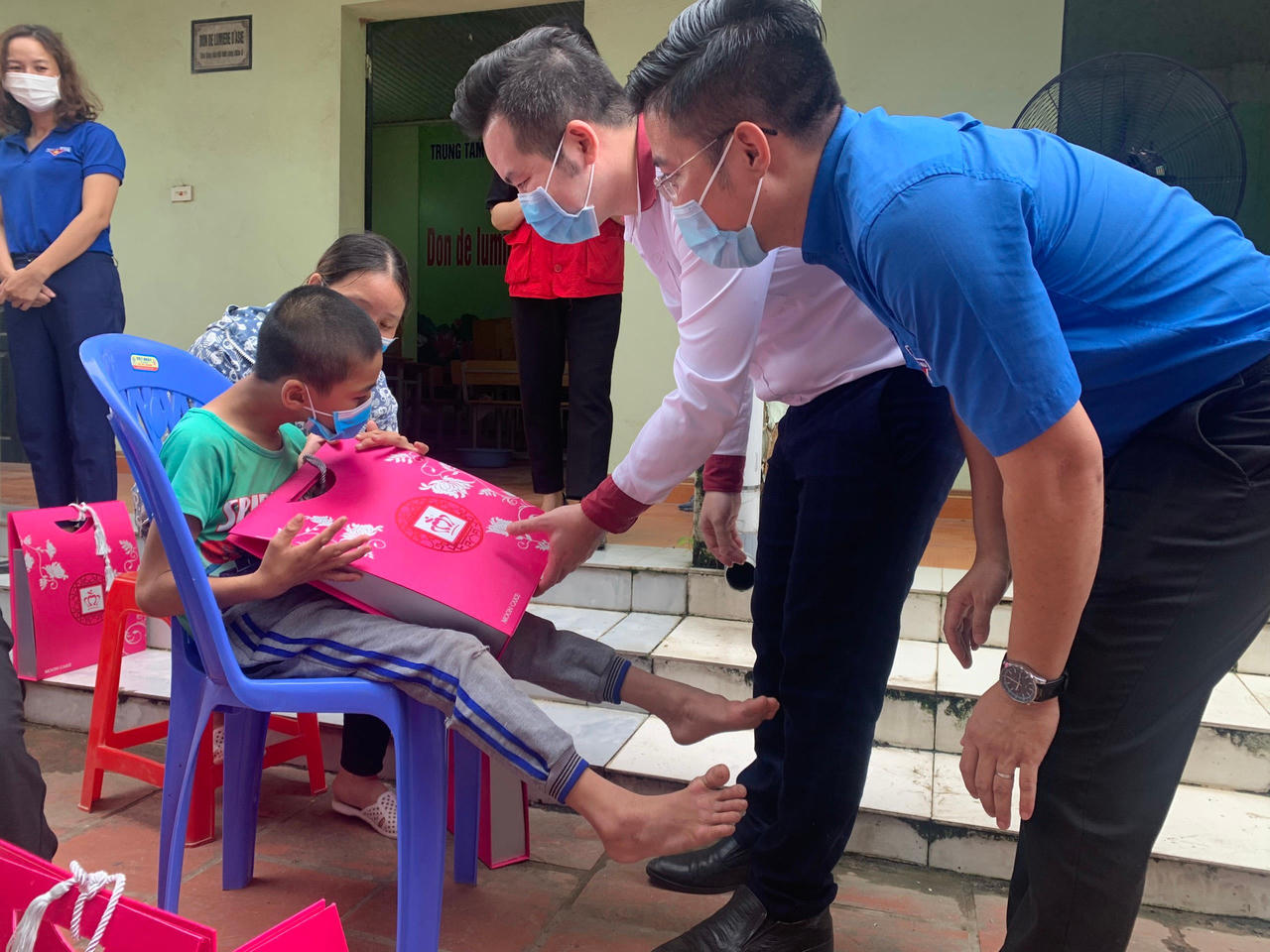 Bảo Ngọc mang Trung thu yêu thương đến với thiếu nhi khuyết tật huyện Thanh Oai