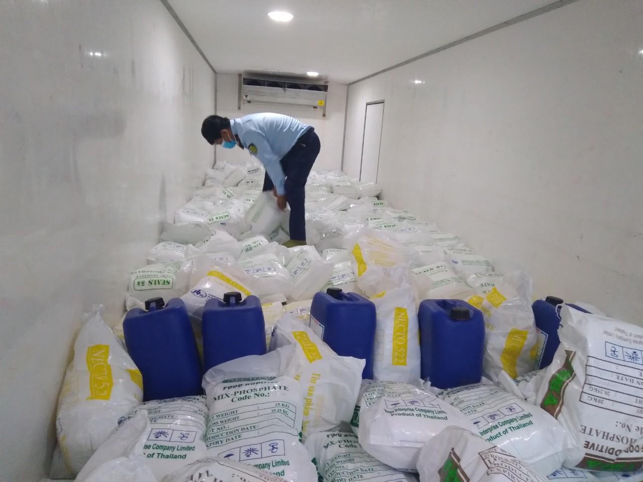 Xe “luồng xanh” chở 4,3 tấn nguyên liệu thuốc thú y vi phạm nhãn mác