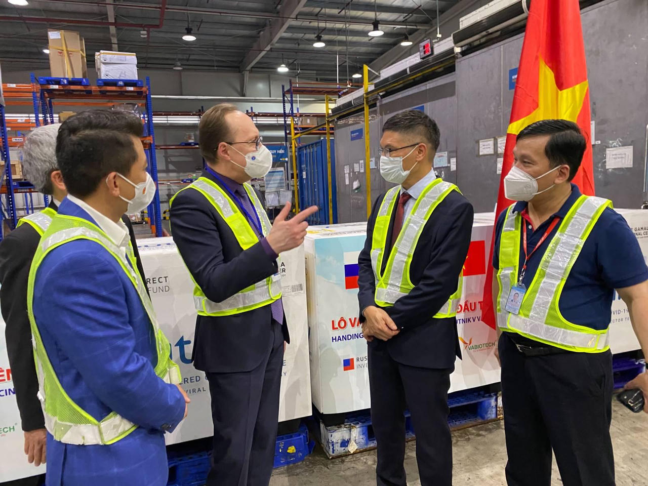 Việt Nam tiếp nhận lô vắc xin Sputnik V đầu tiên