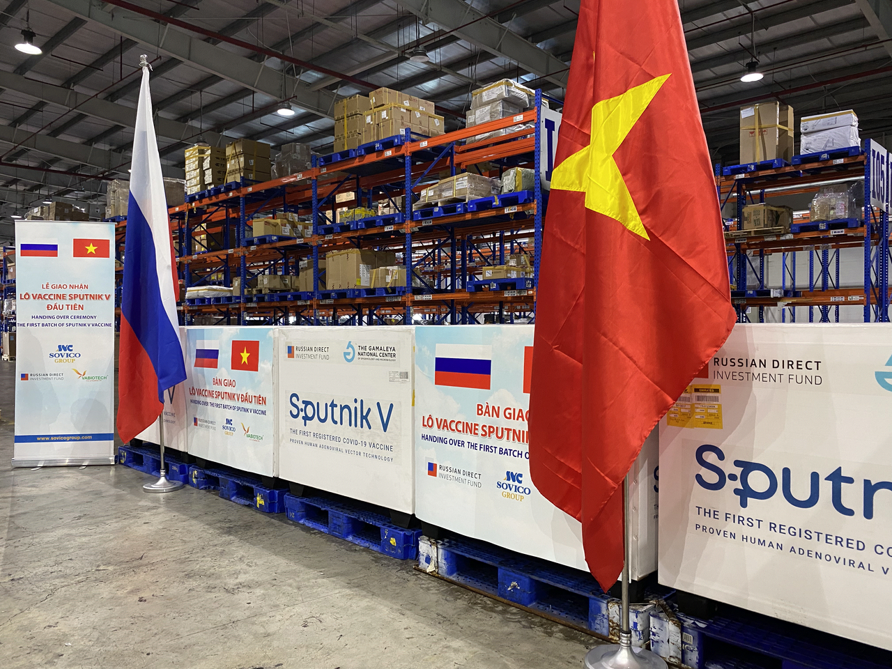 Việt Nam tiếp nhận lô vắc xin Sputnik V đầu tiên