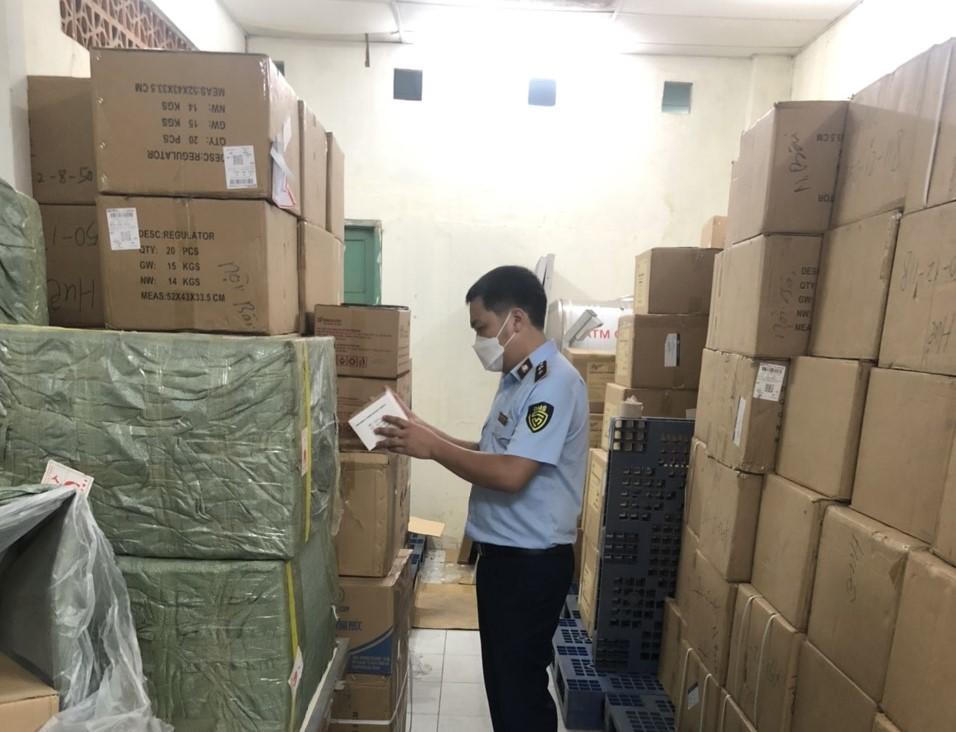 Phát hiện gần 10.000 khẩu trang 3M nghi giả trong khuôn viên Hội chữ thập đỏ