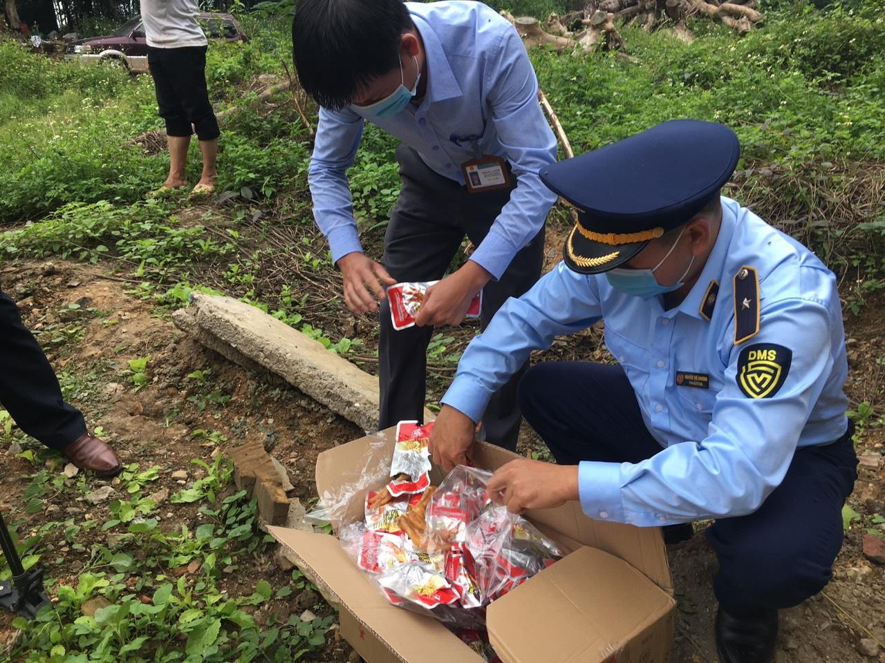 Tiêu hủy 8.400 gói chân gà nhập lậu