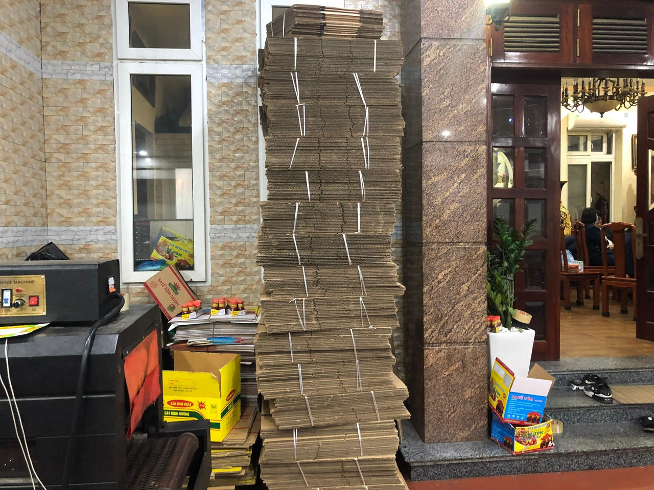 Phát hiện 2 cơ sở sản xuất sa tế tôm có dấu hiệu giả mạo thương hiệu