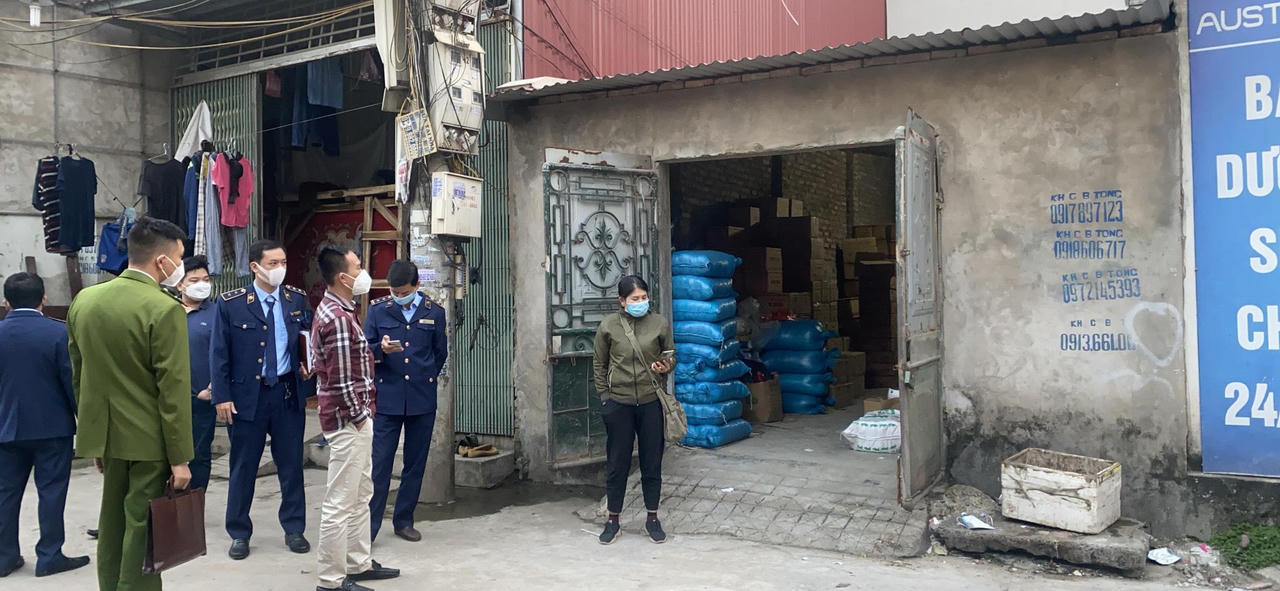 Phát hiện 2 cơ sở sản xuất sa tế tôm có dấu hiệu giả mạo thương hiệu