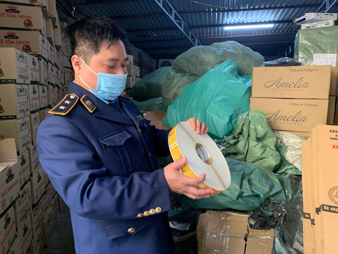 Phát hiện 2 cơ sở sản xuất sa tế tôm có dấu hiệu giả mạo thương hiệu