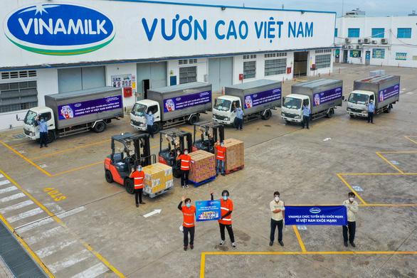 Vinamilk trợ giá mùa dịch bằng cách hỗ trợ quà tặng gần 170 tỉ đồng